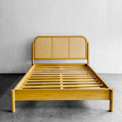 Tempat Tidur Selina