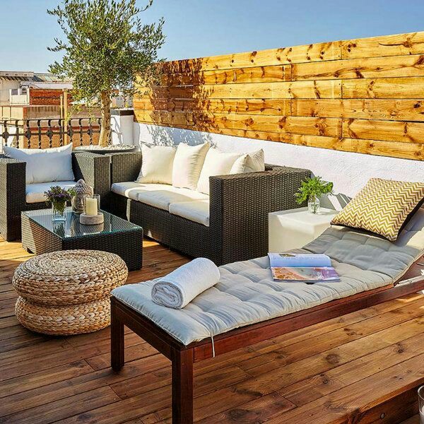 5 Ide Desain Balkon Bergaya Klasik Natural yang Teduh Banget