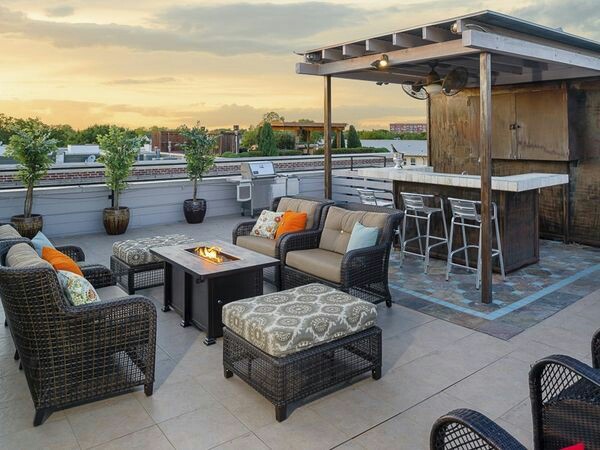 5 Ide Balkon Mewah Elegan Cocok untuk Area Party Menyenangkan
