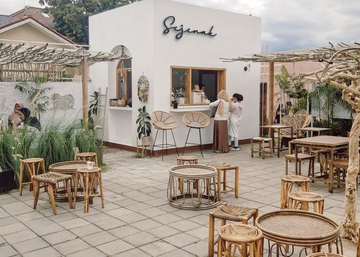 5 Desain Cafe Outdoor Bernuansa Cerah Khas Anak Muda