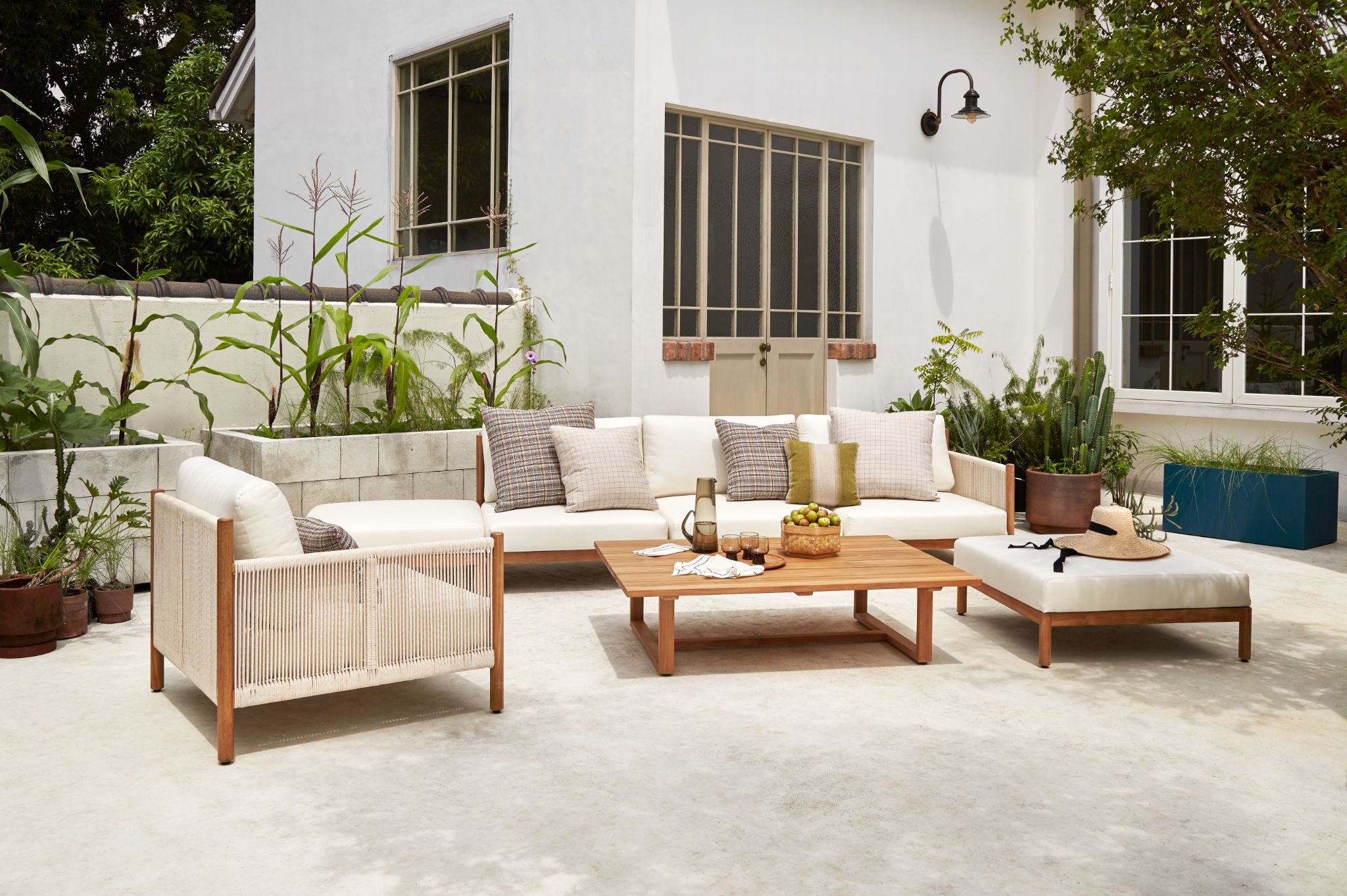 6 Reasons Why Teak Furniture is Perfect for Coastal and Tropical Environments